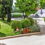 Jasmine With Swimming Pool Villa Pula